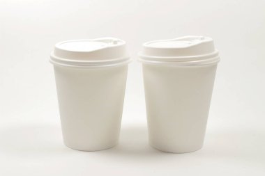 12 ons. güvertede beyaz kahve fincanı modeli var.