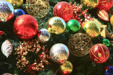 6 Aralık 2008 'de Noel süsüyle birlikte büyük bir Noel ağacı