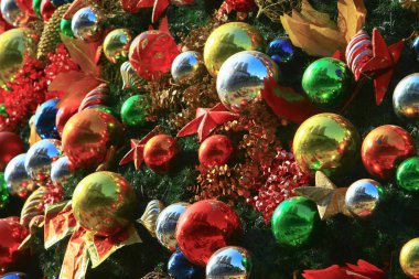 6 Aralık 2008 'de Noel süsüyle birlikte büyük bir Noel ağacı