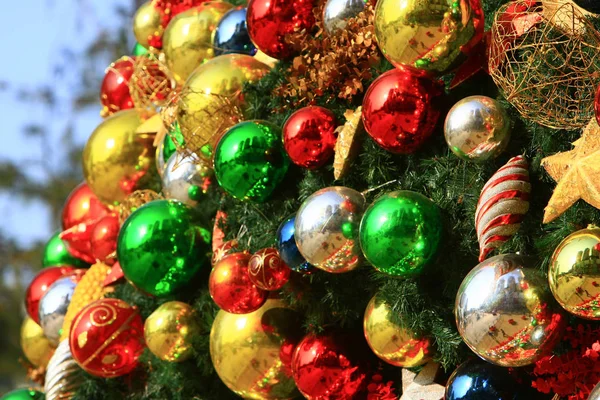 6 dic 2008 albero di Natale grande con ornamento di Natale al di fuori doo — Foto Stock