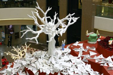 5 Aralık 2008 Alışveriş Merkezi Noel süslemeleri saat kare hk