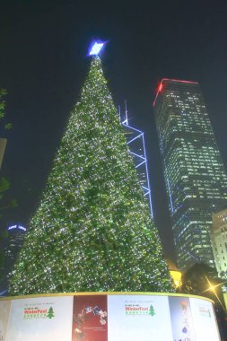 16 dec 2008 photo in front of Christmas tree in Central district