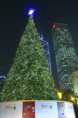16 dec 2008 photo in front of Christmas tree in Central district