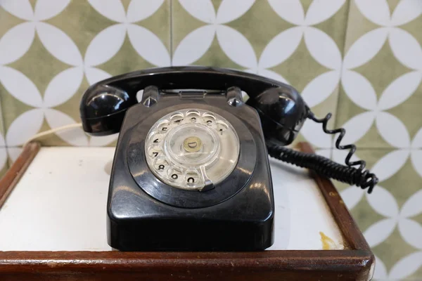11 Feb 2020 el Viejo teléfono negro en la mesa de madera — Foto de Stock