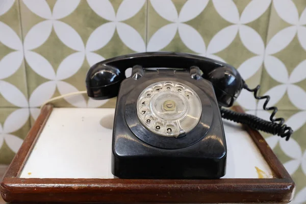 11 Feb 2020 el Viejo teléfono negro en la mesa de madera — Foto de Stock