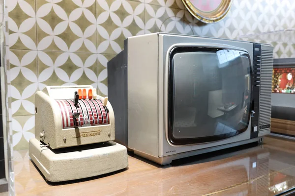 An Retro old TV screen receiver on table — Zdjęcie stockowe