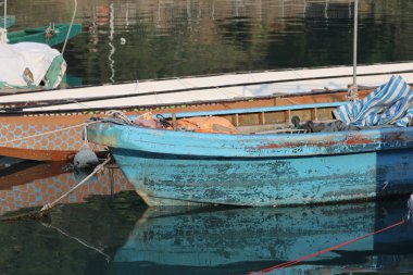 Tekne HK körfezinde duruyor.