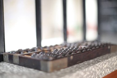 Beyaz arka plandaki eski ahşap abaküs.