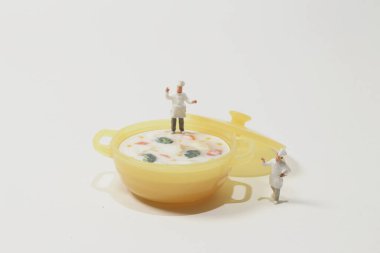 Bir grup şef yemek pişiriyor ve hammadde hazırlıyor.