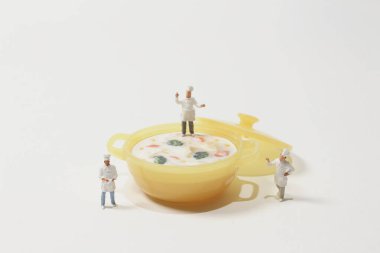 Bir grup şef yemek pişiriyor ve hammadde hazırlıyor.