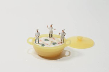 Bir grup şef yemek pişiriyor ve hammadde hazırlıyor.