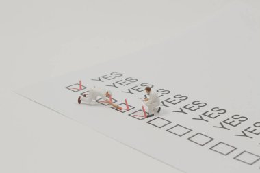 Mini figür evet ve hayır şeklinde cevap verir.