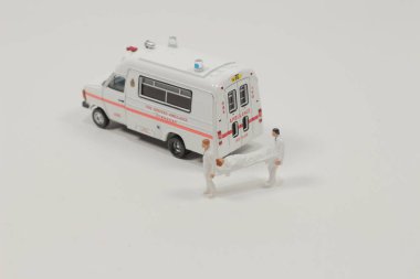 Yaralı kişiye ilk yardım yapan küçük bir sağlık görevlisi.