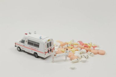 Yaralı kişiye ilk yardım yapan küçük bir sağlık görevlisi.