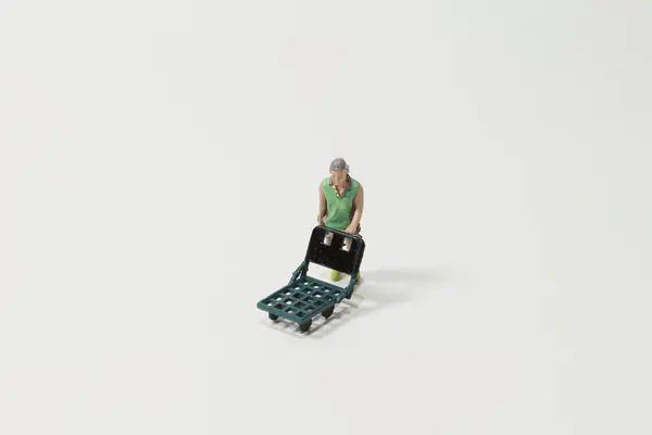 Die Figur Des Miniarbeiters Bewegt Die Produkte — Stockfoto