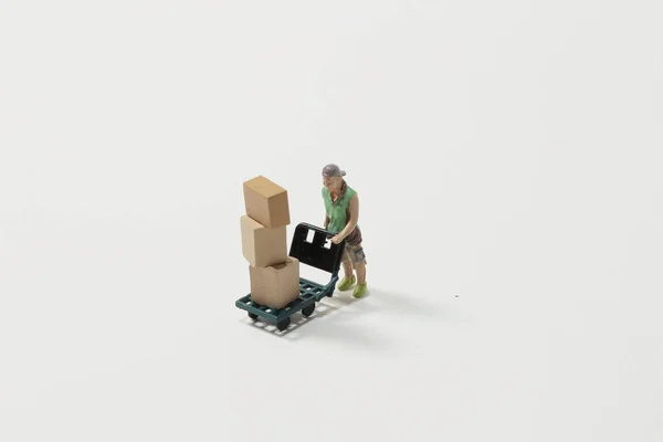 Die Figur Des Miniarbeiters Bewegt Die Produkte — Stockfoto