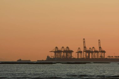 21 Haziran 2008 'de Pak Nai bataklıklarında güneş battı. Hong Kong.