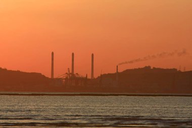 21 Haziran 2008 'de Pak Nai bataklıklarında güneş battı. Hong Kong.