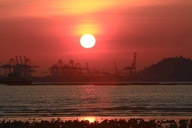 21 Haziran 2008 'de Pak Nai bataklıklarında güneş battı. Hong Kong.
