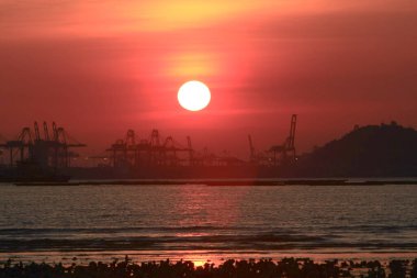 21 Haziran 2008 'de Pak Nai bataklıklarında güneş battı. Hong Kong.
