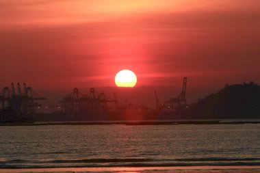 21 Haziran 2008 'de Pak Nai bataklıklarında güneş battı. Hong Kong.