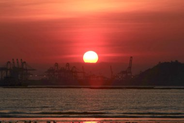 21 Haziran 2008 'de Pak Nai bataklıklarında güneş battı. Hong Kong.