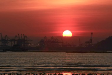 21 Haziran 2008 'de Pak Nai bataklıklarında güneş battı. Hong Kong.