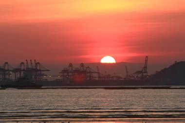 21 Haziran 2008 'de Pak Nai bataklıklarında güneş battı. Hong Kong.