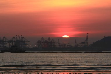 21 Haziran 2008 'de Pak Nai bataklıklarında güneş battı. Hong Kong.