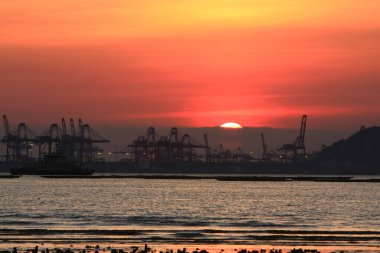 21 Haziran 2008 'de Pak Nai bataklıklarında güneş battı. Hong Kong.