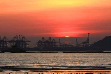 21 Haziran 2008 'de Pak Nai bataklıklarında güneş battı. Hong Kong.