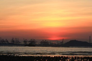 21 Haziran 2008 'de Pak Nai bataklıklarında güneş battı. Hong Kong.