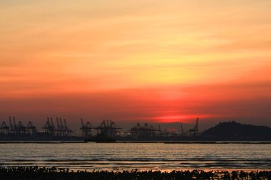 21 Haziran 2008 'de Pak Nai bataklıklarında güneş battı. Hong Kong.