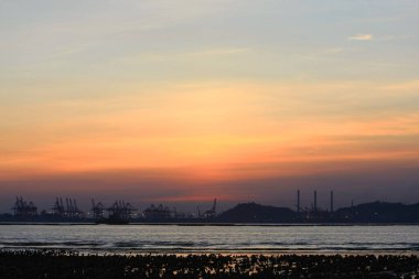 21 Haziran 2008 'de Pak Nai bataklıklarında güneş battı. Hong Kong.