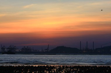 21 Haziran 2008 'de Pak Nai bataklıklarında güneş battı. Hong Kong.