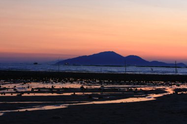 21 Haziran 2008 'de Pak Nai bataklıklarında güneş battı. Hong Kong.