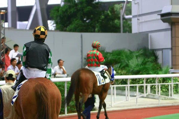 ジョッキーと馬だ ジョッキーは馬に乗ってレースの準備をしています場所 10月2008 — ストック写真