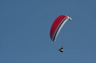  24 Mart 2008 'de Paroplane grubu mavi gökyüzüne karşı uçuyor. 