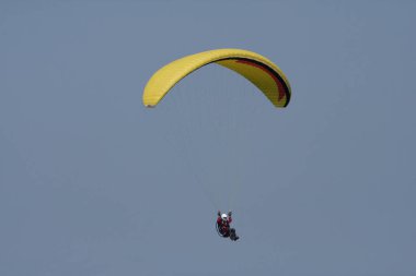  24 Mart 2008 'de Paroplane grubu mavi gökyüzüne karşı uçuyor. 