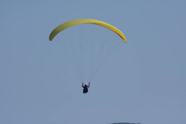  24 Mart 2008 'de Paroplane grubu mavi gökyüzüne karşı uçuyor. 