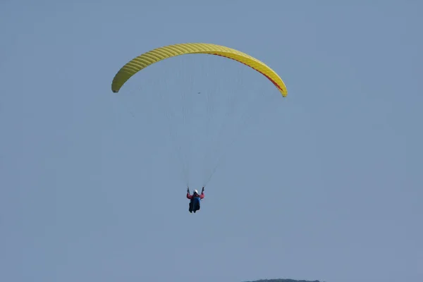 Ομάδα Paroplane Που Πετά Κατά Του Γαλάζιου Ουρανού Στις Μαρτίου — Φωτογραφία Αρχείου