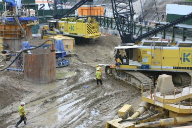 bir yatırımcı ve müteahhitler HK şantiyesinde
