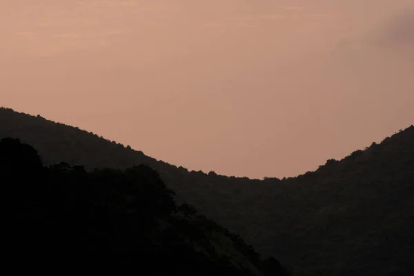2008年5月12日の山の中のカラフルな夕日 — ストック写真