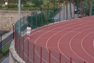 12 Mayıs 2008 'de bir stadyumda koşuya başladı.