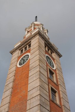 Tsim Sha Tsui Saat Kulesi 24 Mayıs 2008 'de Hong Kong' da turistlerin dönüm noktasıdır.