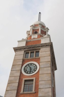 Tsim Sha Tsui Saat Kulesi 24 Mayıs 2008 'de Hong Kong' da turistlerin dönüm noktasıdır.