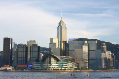 Victoria Limanı ve Hong Kong silueti gün batımında. 2 Ağustos 2008