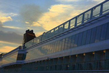 Hong Kong 'da bir Kristal Senfoni yolcu gemisi. 2 Ağustos 2008