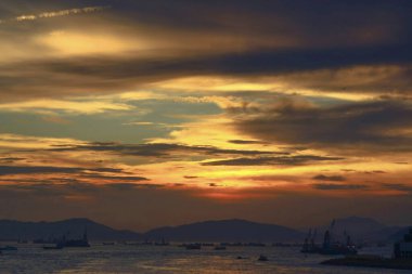 Sunset Hong Kong 'un batı yakası. 2 Ağustos 2008