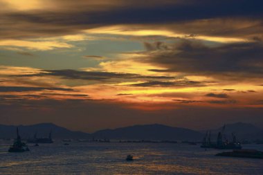 Sunset Hong Kong 'un batı yakası. 2 Ağustos 2008